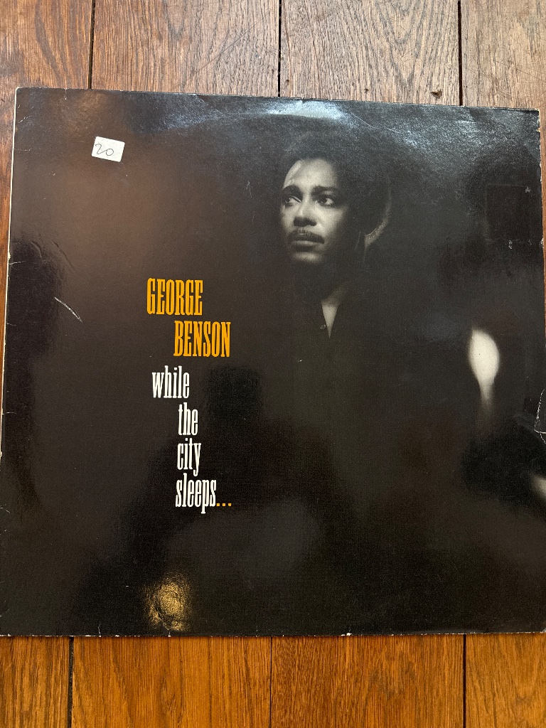 Pochette de George Benson – While the City Sleeps...
